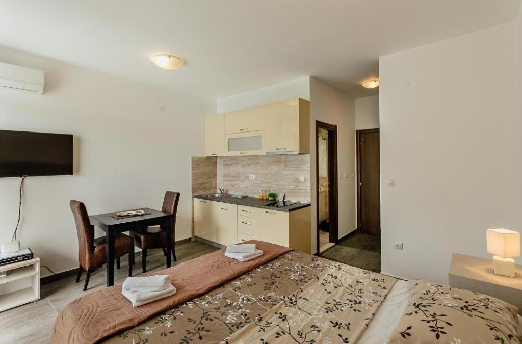 Apartments Joy Херцег Нови Екстериор снимка